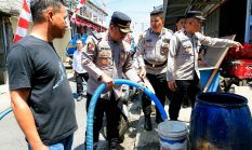 Warga Tinoor Satu Dilanda Kekeringan, Polres Tomohon Salurkan Air Bersih