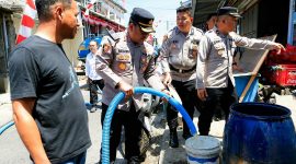 Polres Tomohon menyalurkan bantuan air bersih kepada warga Kelurahan Tinoor Satu yang terdampak kekeringan.
