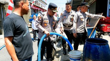 Polres Tomohon menyalurkan bantuan air bersih kepada warga Kelurahan Tinoor Satu yang terdampak kekeringan.