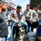 Polres Tomohon menyalurkan bantuan air bersih kepada warga Kelurahan Tinoor Satu yang terdampak kekeringan.