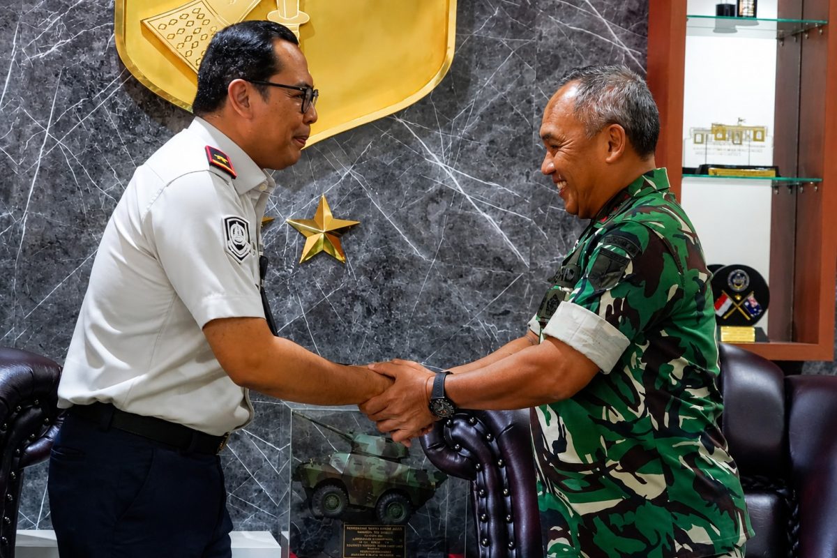 Pangdam XIII/Merdeka Mayjen TNI Mirza Agus, S.I.P., menerima audiensi Kepala Kantor Wilayah Direktorat Jenderal Imigrasi Sulawesi Utara I Gusti Bagus M. Ibrahim bersama rombongan di Makodam XIII/Merdeka, Manado, Senin (31/8/2026).