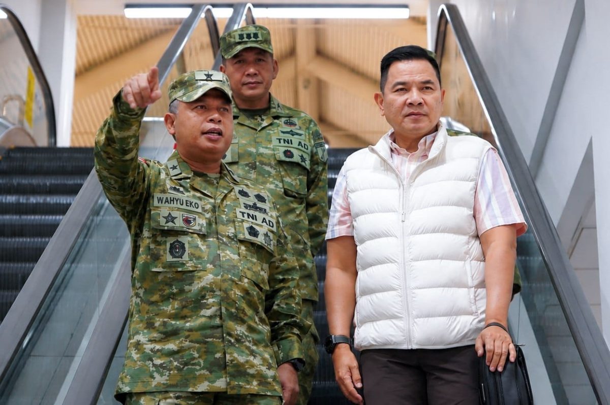 Gubernur Akademi Militer (Akmil)  Maxim Adolf Tilaar disambut Kepala Staf Kodam (Kasdam) XIII/Merdeka Brigjen TNI Wahyu Eko Purnomo, S.I.P., didampingi Kapoksahli Pangdam XIII/Merdeka Brigjen TNI Saptono Syiwarudi, mewakili Pangdam XIII/Merdeka Mayjen TNI Mirza Agus, S.I.P., di Bandara Internasional Sam Ratulangi, Manado, Jumat (7/8/2026).