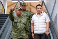Gubernur Akademi Militer (Akmil) Maxim Adolf Tilaar disambut Kepala Staf Kodam (Kasdam) XIII/Merdeka Brigjen TNI Wahyu Eko Purnomo, S.I.P., didampingi Kapoksahli Pangdam XIII/Merdeka Brigjen TNI Saptono Syiwarudi, mewakili Pangdam XIII/Merdeka Mayjen TNI Mirza Agus, S.I.P., di Bandara Internasional Sam Ratulangi, Manado, Jumat (7/8/2026).