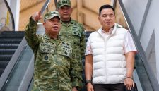 Gubernur Akademi Militer (Akmil) Maxim Adolf Tilaar disambut Kepala Staf Kodam (Kasdam) XIII/Merdeka Brigjen TNI Wahyu Eko Purnomo, S.I.P., didampingi Kapoksahli Pangdam XIII/Merdeka Brigjen TNI Saptono Syiwarudi, mewakili Pangdam XIII/Merdeka Mayjen TNI Mirza Agus, S.I.P., di Bandara Internasional Sam Ratulangi, Manado, Jumat (7/8/2026).