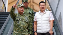 Gubernur Akademi Militer (Akmil)  Maxim Adolf Tilaar disambut Kepala Staf Kodam (Kasdam) XIII/Merdeka Brigjen TNI Wahyu Eko Purnomo, S.I.P., didampingi Kapoksahli Pangdam XIII/Merdeka Brigjen TNI Saptono Syiwarudi, mewakili Pangdam XIII/Merdeka Mayjen TNI Mirza Agus, S.I.P., di Bandara Internasional Sam Ratulangi, Manado, Jumat (7/8/2026).