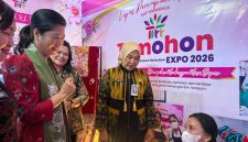 Lapas Perempuan Kelas IIB Manado memanfaatkan ajang Tomohon International Flower Festival (TIFF) 2026 untuk mempromosikan hasil karya warga binaan kepada masyarakat.