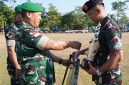 Pratu Arif merupakan prajurit yang bertugas sebagai Tamudi Ranpur Kikav 10/Manguni Setia Cakti mendapat apresiasi dari , Pangdam XIII/Merdeka Mayjen TNI Mirza Agus, S.I.P., dan menyerahkan hadiah di Lapangan Depan Makodam XIII/Merdeka, Manado, Senin (10/8/2026).