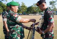 Pratu Arif merupakan prajurit yang bertugas sebagai Tamudi Ranpur Kikav 10/Manguni Setia Cakti mendapat apresiasi dari , Pangdam XIII/Merdeka Mayjen TNI Mirza Agus, S.I.P., dan menyerahkan hadiah  di Lapangan Depan Makodam XIII/Merdeka, Manado, Senin (10/8/2026).