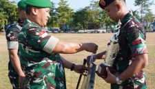Pratu Arif merupakan prajurit yang bertugas sebagai Tamudi Ranpur Kikav 10/Manguni Setia Cakti mendapat apresiasi dari , Pangdam XIII/Merdeka Mayjen TNI Mirza Agus, S.I.P., dan menyerahkan hadiah di Lapangan Depan Makodam XIII/Merdeka, Manado, Senin (10/8/2026).