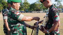 Pratu Arif merupakan prajurit yang bertugas sebagai Tamudi Ranpur Kikav 10/Manguni Setia Cakti mendapat apresiasi dari , Pangdam XIII/Merdeka Mayjen TNI Mirza Agus, S.I.P., dan menyerahkan hadiah  di Lapangan Depan Makodam XIII/Merdeka, Manado, Senin (10/8/2026).