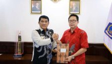 Ketua FKDM Provinsi Sulawesi Utara, Stefanus Sumampouw bersama Gubernur Sulut