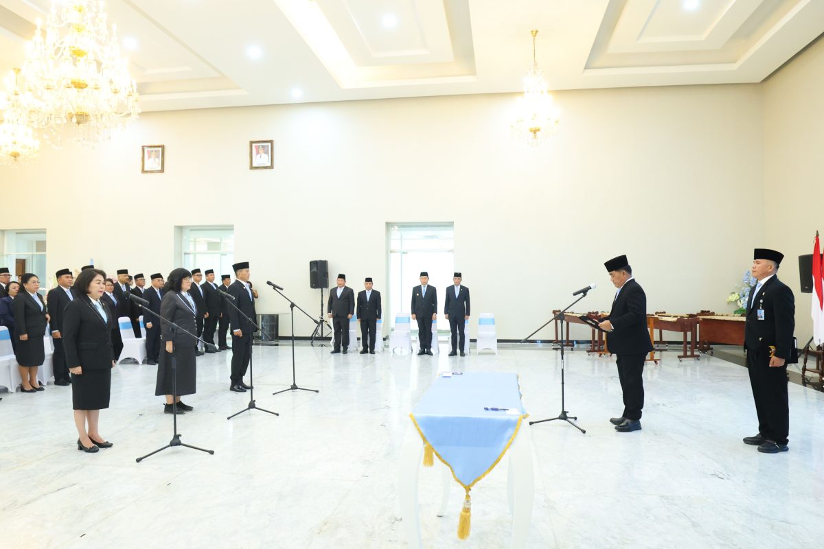 Gubernur Sulawesi Utara Mayjen TNI (Purn.) Yulius Selvanus, S.E. melantik dan mengambil sumpah tiga Pejabat Pimpinan Tinggi Pratama di lingkungan Pemerintah Provinsi Sulawesi Utara di Wisma Negara Bumi Beringin, Manado, Rabu (5/8/2026).