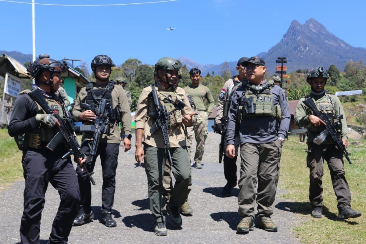 Kaops Damai Cartenz-2026, Irjen Pol. Dr. Faizal Ramadhani, meninjau langsung kesiapan personel dan fasilitas Satgas Kepolisian di Distrik Sinak, Kabupaten Puncak, sebagai upaya memastikan pelaksanaan operasi berjalan optimal.