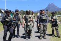 Kaops Damai Cartenz-2026, Irjen Pol. Dr. Faizal Ramadhani, meninjau langsung kesiapan personel dan fasilitas Satgas Kepolisian di Distrik Sinak, Kabupaten Puncak, sebagai upaya memastikan pelaksanaan operasi berjalan optimal.