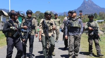 Kaops Damai Cartenz-2026, Irjen Pol. Dr. Faizal Ramadhani, meninjau langsung kesiapan personel dan fasilitas Satgas Kepolisian di Distrik Sinak, Kabupaten Puncak, sebagai upaya memastikan pelaksanaan operasi berjalan optimal.