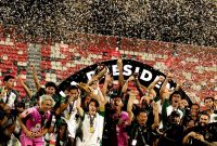 Persebaya Surabaya keluar sebagai juara Piala Presiden 2026 setelah mengalahkan Persib Bandung melalui drama adu penalti 6-5 pada partai final di Stadion Kapten I Wayan Dipta, Gianyar, Bali, Kamis (6/8/2026).