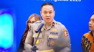 Karo Penmas Divhumas Polri Brigjen Pol Trunoyudo Wisnu Andiko (tengah)