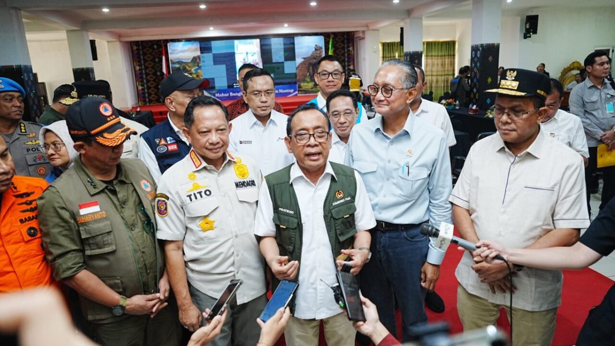 Menteri Koordinator Bidang Pembangunan Manusia dan Kebudayaan (Menko PMK) Pratikno memberikan keterangan kepada awak media usai menggelar rapat koordinasi penanganan darurat pascabencana gempa bumi pada Minggu, 16 Agustus 2026, di Kantor Bupati Manggarai Barat, NTT. Foto: BPMI Setpres/Biro Pers, Media, dan Informasi