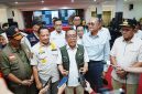 Menteri Koordinator Bidang Pembangunan Manusia dan Kebudayaan (Menko PMK) Pratikno memberikan keterangan kepada awak media usai menggelar rapat koordinasi penanganan darurat pascabencana gempa bumi pada Minggu, 16 Agustus 2026, di Kantor Bupati Manggarai Barat, NTT. Foto: BPMI Setpres/Biro Pers, Media, dan Informasi