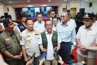 Menteri Koordinator Bidang Pembangunan Manusia dan Kebudayaan (Menko PMK) Pratikno memberikan keterangan kepada awak media usai menggelar rapat koordinasi penanganan darurat pascabencana gempa bumi pada Minggu, 16 Agustus 2026, di Kantor Bupati Manggarai Barat, NTT. Foto: BPMI Setpres/Biro Pers, Media, dan Informasi