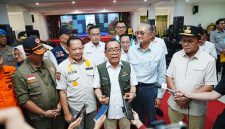 Menteri Koordinator Bidang Pembangunan Manusia dan Kebudayaan (Menko PMK) Pratikno memberikan keterangan kepada awak media usai menggelar rapat koordinasi penanganan darurat pascabencana gempa bumi pada Minggu, 16 Agustus 2026, di Kantor Bupati Manggarai Barat, NTT. Foto: BPMI Setpres/Biro Pers, Media, dan Informasi