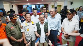 Menteri Koordinator Bidang Pembangunan Manusia dan Kebudayaan (Menko PMK) Pratikno memberikan keterangan kepada awak media usai menggelar rapat koordinasi penanganan darurat pascabencana gempa bumi pada Minggu, 16 Agustus 2026, di Kantor Bupati Manggarai Barat, NTT. Foto: BPMI Setpres/Biro Pers, Media, dan Informasi