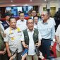 Menteri Koordinator Bidang Pembangunan Manusia dan Kebudayaan (Menko PMK) Pratikno memberikan keterangan kepada awak media usai menggelar rapat koordinasi penanganan darurat pascabencana gempa bumi pada Minggu, 16 Agustus 2026, di Kantor Bupati Manggarai Barat, NTT. Foto: BPMI Setpres/Biro Pers, Media, dan Informasi