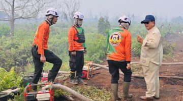 Presiden Prabowo Subianto meninjau salah satu lokasi terdampak kebakaran di Desa Limbung, Kabupaten Kubu Raya, Provinsi Kalimantan Barat, pada Sabtu, 22 Agustus 2026. Foto: BPMI Setpres/Laily Rachev