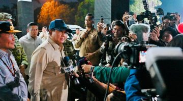Presiden Prabowo Subianto memberikan keterangannya kepada awak media usai memimpin rapat terkait penanganan karhutla di Posko Aju Penanganan Kebakaran Hutan dan Lahan Kalimantan Tengah yang berada di kawasan Bandara Tjilik Riwut, Palangka Raya, pada Sabtu, 22 Agustus 2026. Foto: BPMI Setpres/Laily Rachev