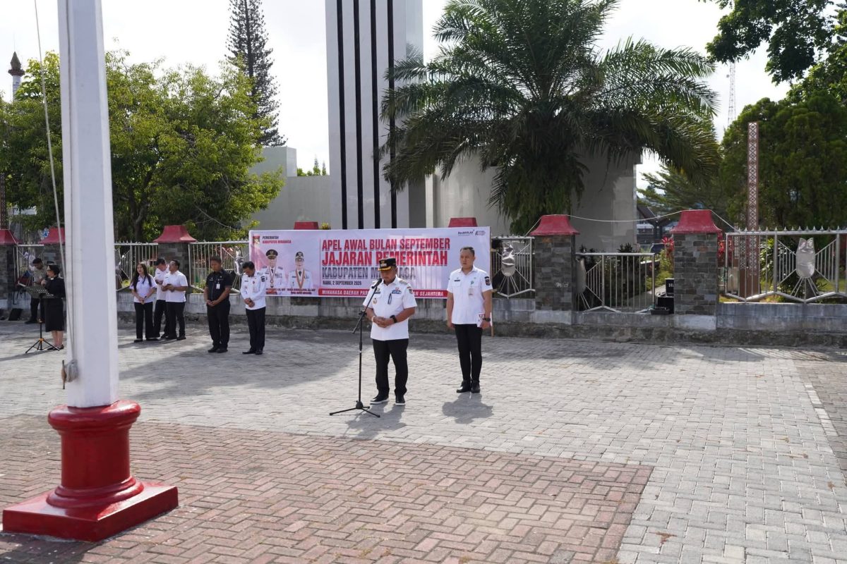 Bupati Minahasa Dr. Robby Dondokambey S.Si, MAP, memimpin Apel Kerja Awal Bulan September Pemerintah Kabupaten (Pemkab) Minahasa, yang digelar di Halaman Kantor Bupati, Rabu (2/9/2026).