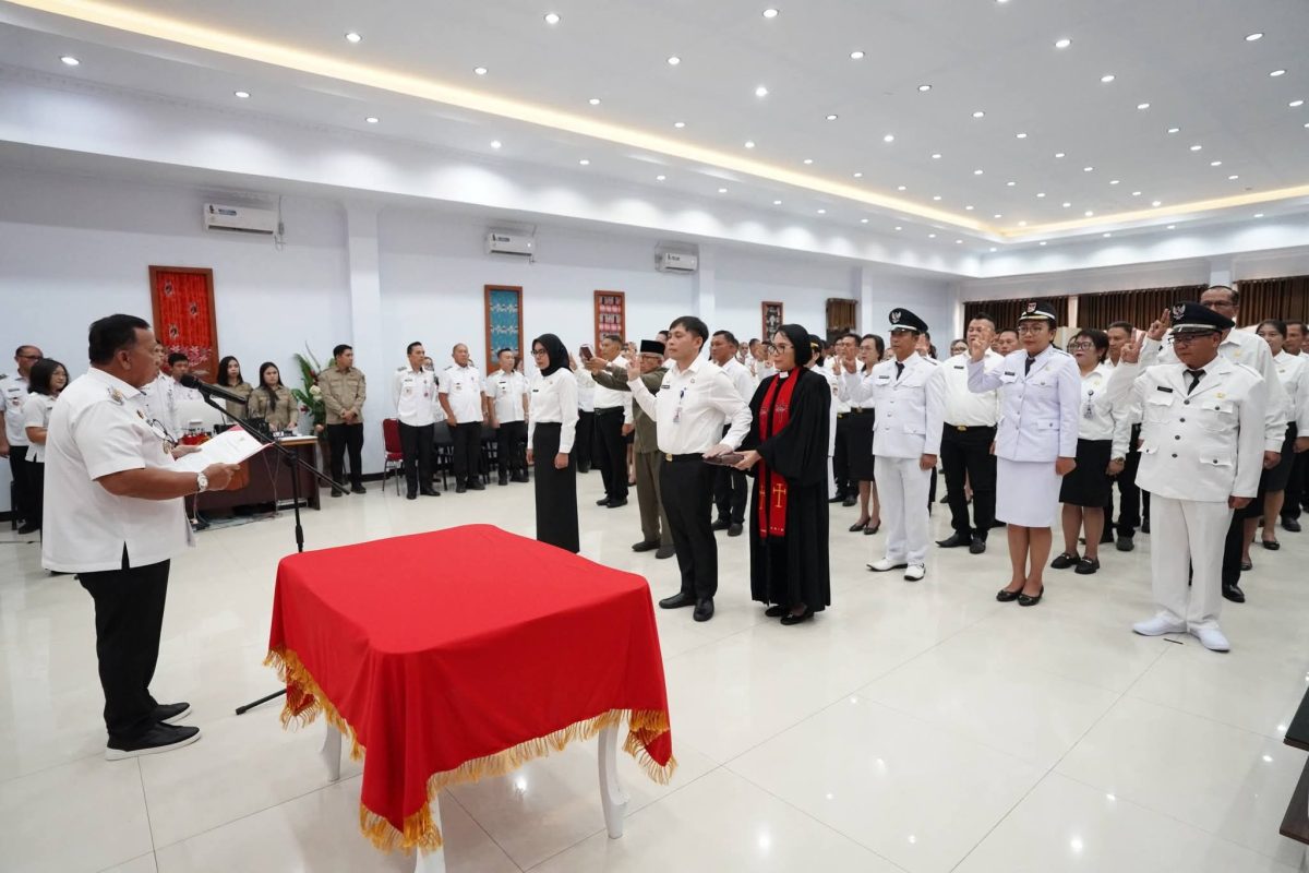 Bupati Minahasa, Dr. Robby Dondokambey, S,Si, MAP lantik sejumlah Pejabat Administrator dan Jabatan Pengawas di Lingkungan Pemerintah Kabupaten Minahasa. Rabu, (2/9/2026) di Ruang Sidang Kantor Bupati Minahasa.
