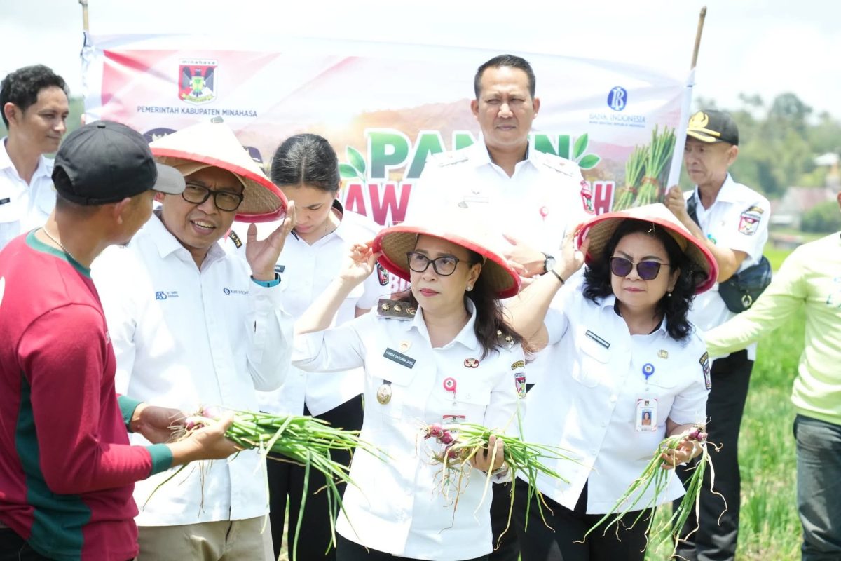 Wakil Bupati Minahasa Vanda Sarundajang, bersama Perwakilan Bank Indonesia, di Kecamatan Langowan, Rabu (2/9/2026).