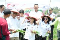 Wakil Bupati Minahasa Vanda Sarundajang, bersama Perwakilan Bank Indonesia, di Kecamatan Langowan, Rabu (2/9/2026).