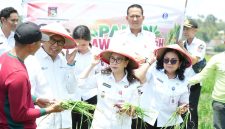 Wakil Bupati Minahasa Vanda Sarundajang, bersama Perwakilan Bank Indonesia, di Kecamatan Langowan, Rabu (2/9/2026).