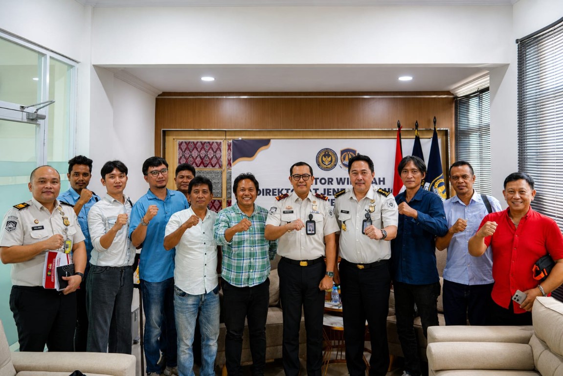 Kepala Kantor Wilayah Ditjen Imigrasi Sulawesi Utara I Gusti Bagus M. Ibrahim bersama insan pers dalam kegiatan Media Gathering Kanwil Ditjen Imigrasi Sulawesi Utara, Selasa (1/9/2026).