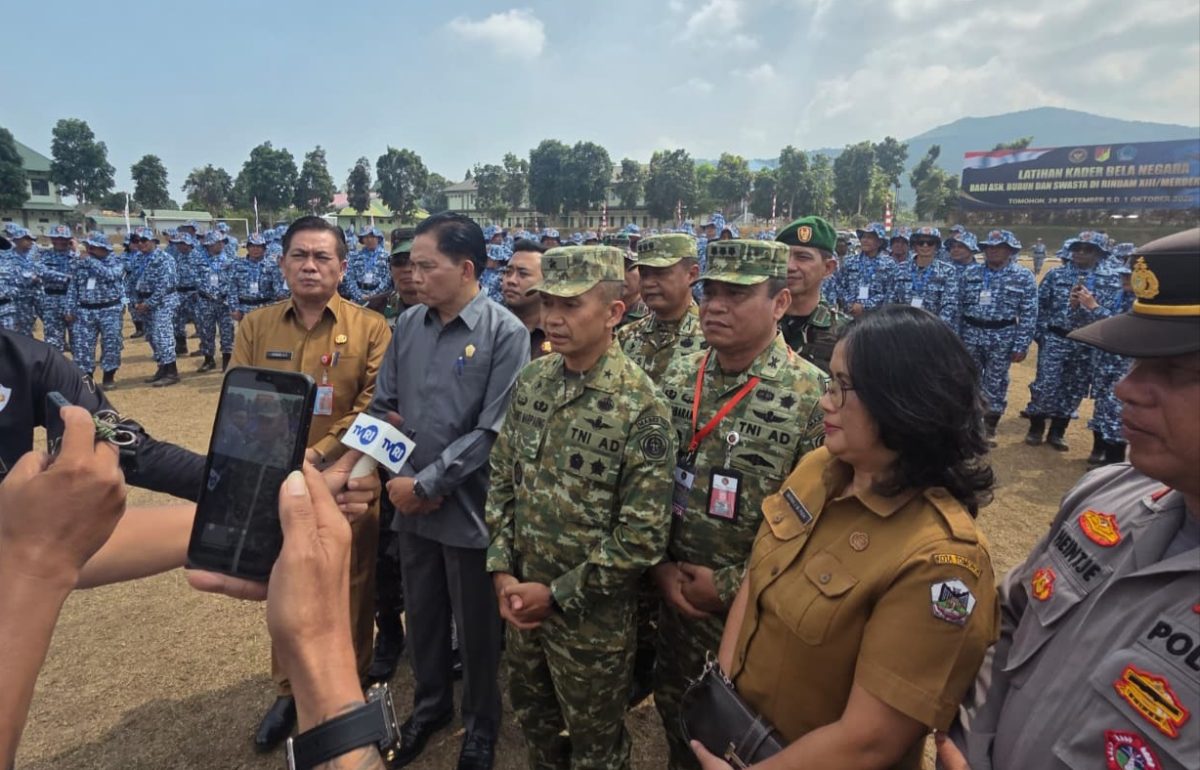 Kementerian Pertahanan (Kemhan) RI menggelar Latihan Kader Bela Negara bagi aparatur sipil negara (ASN), Buruh dan Swasta, di Rindam XIII/Merdeka, Tomohon, Sulawesi Utara.