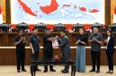 Gubernur Sulawesi Utara Mayjen TNI (Purn) Yulius Selvanus, SE menghadiri Rapat Paripurna DPRD Sulut, Rabu 2/9.(ist)