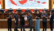 Gubernur Sulawesi Utara Mayjen TNI (Purn) Yulius Selvanus, SE menghadiri Rapat Paripurna DPRD Sulut, Rabu 2/9.(ist)