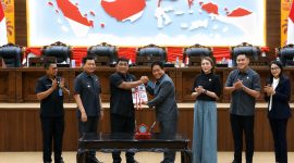 Gubernur Sulawesi Utara Mayjen TNI (Purn) Yulius Selvanus, SE menghadiri Rapat Paripurna DPRD Sulut, Rabu 2/9.(ist)