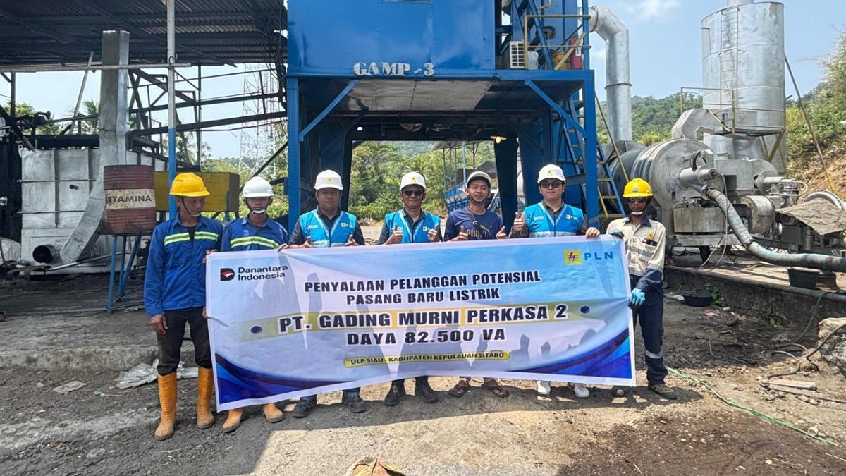 PT PLN (Persero) Unit Layanan Pelanggan (ULP) Siau melakukan penyambungan listrik baru berdaya 82.500 VA untuk mendukung operasional PT Gading Murni Perkasa 2, Kamis (3/9/2026).