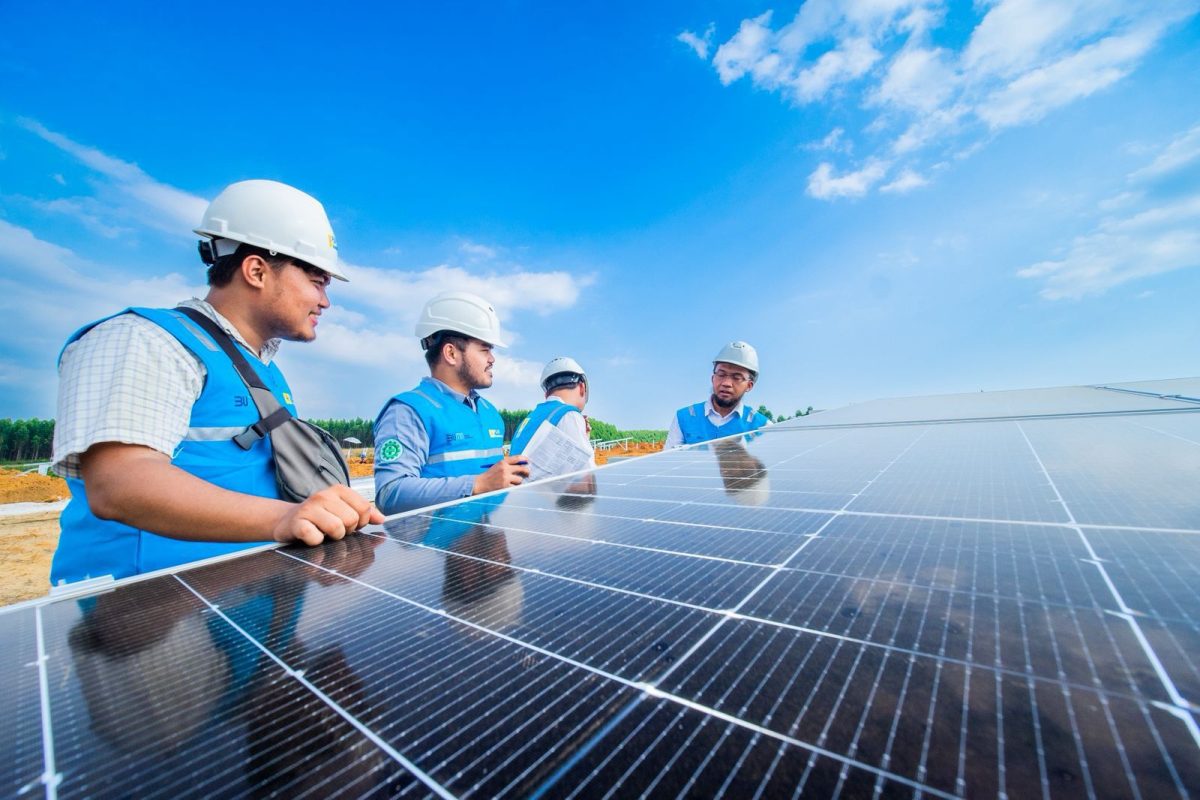 Ilustrasi personel PLN sedang melakukan inspeksi panel surya PLTS. Pengembangan PLTS 100 GWp juga akan memberikan manfaat ekonomi melalui proyeksi penciptaan 5,518 juta lapangan kerja di sektor konstruksi dan manufaktur.