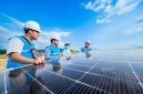 Ilustrasi personel PLN sedang melakukan inspeksi panel surya PLTS. Pengembangan PLTS 100 GWp juga akan memberikan manfaat ekonomi melalui proyeksi penciptaan 5,518 juta lapangan kerja di sektor konstruksi dan manufaktur.