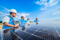 Ilustrasi personel PLN sedang melakukan inspeksi panel surya PLTS. Pengembangan PLTS 100 GWp juga akan memberikan manfaat ekonomi melalui proyeksi penciptaan 5,518 juta lapangan kerja di sektor konstruksi dan manufaktur.