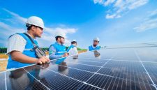 Ilustrasi personel PLN sedang melakukan inspeksi panel surya PLTS. Pengembangan PLTS 100 GWp juga akan memberikan manfaat ekonomi melalui proyeksi penciptaan 5,518 juta lapangan kerja di sektor konstruksi dan manufaktur.