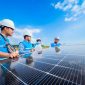 Ilustrasi personel PLN sedang melakukan inspeksi panel surya PLTS. Pengembangan PLTS 100 GWp juga akan memberikan manfaat ekonomi melalui proyeksi penciptaan 5,518 juta lapangan kerja di sektor konstruksi dan manufaktur.