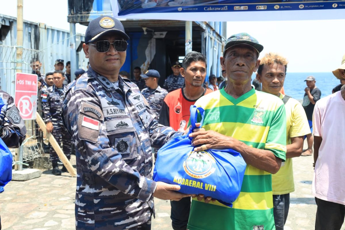 Kodaeral VIII mengikuti kegiatan video conference (Vicon) bertajuk “Aku Cinta Laut” yang dipimpin Kepala Staf Angkatan Laut (Kasal) Laksamana TNI Dr. Muhammad Ali dari Muara Angke, Jakarta.