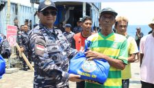 Kodaeral VIII mengikuti kegiatan video conference (Vicon) bertajuk “Aku Cinta Laut” yang dipimpin Kepala Staf Angkatan Laut (Kasal) Laksamana TNI Dr. Muhammad Ali dari Muara Angke, Jakarta.