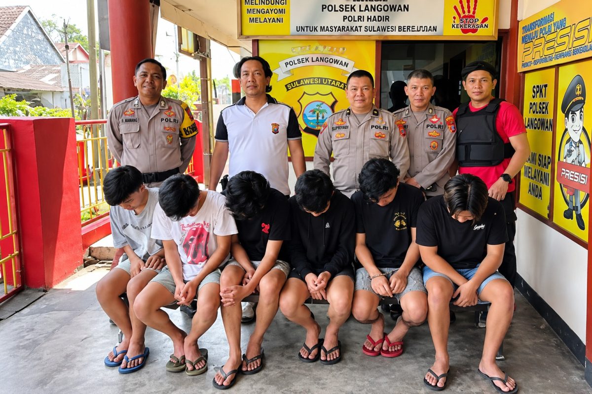 Personel Polsek Langowan bergerak cepat menangani keributan yang terjadi di sekitar SMA Negeri 2 Langowan, Desa Taraitak Satu, Kecamatan Langowan Utara, Jumat (4/9/2026) pagi.