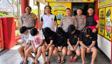 Personel Polsek Langowan bergerak cepat menangani keributan yang terjadi di sekitar SMA Negeri 2 Langowan, Desa Taraitak Satu, Kecamatan Langowan Utara, Jumat (4/9/2026) pagi.