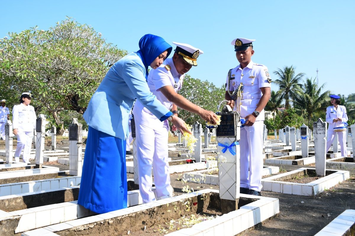 Kodaeral VIII menggelar ziarah dalam rangka memperingati HUT ke-81 TNI Angkatan Laut (TNI AL) Tahun 2026 di Taman Makam Pahlawan (TMP) Kairagi Weru, Kecamatan Paal Dua, Kota Manado, Senin (7/9/2026).